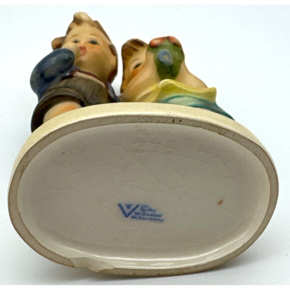 Goebel Hummel Figurine "We Congratulate" #220 Boy And Girl With Flowers! - Picture 6 of 7